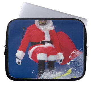 Der Weihnachtsmann auf Skiern springt von einem Ko Laptopschutzhülle