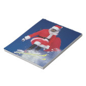 Der Weihnachtsmann auf Skiern springt von einem Ko Notizblock (Rotiert)