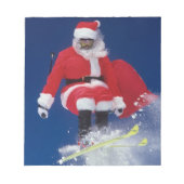 Der Weihnachtsmann auf Skiern springt von einem Ko Notizblock (Vorderseite)