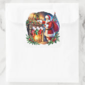 Der Weihnachtsmann bereitet Strümpfe durch den Kam Quadratischer Aufkleber (Tasche)