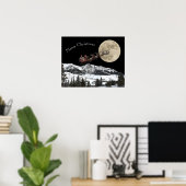 Der Weihnachtsmann fliegt hoch über dem Mond Poster (Heimbüro)