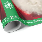 Der Weihnachtsmann fügt dem jungen Mädchen den Nam Geschenkpapier (Rolleneckpunkt)