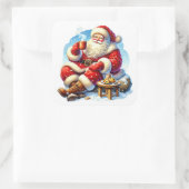 Der Weihnachtsmann genießt Cookies und warme Geträ Quadratischer Aufkleber (Tasche)
