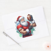 Der Weihnachtsmann genießt Fußball in festlicher U Quadratischer Aufkleber (Umschlag)