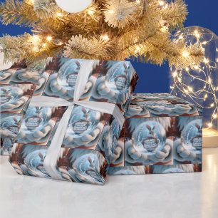 Der Weihnachtsmann hält einen Schneeglobe Geschenkpapier