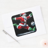 Der Weihnachtsmann in den Roten Kicks zum Fußballb Quadratischer Aufkleber (Umschlag)