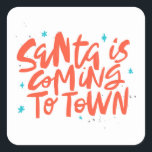 Der Weihnachtsmann kommt in die Stadtplanung Quadratischer Aufkleber<br><div class="desc">Erleben Sie die Faszination der Saison mit diesem festlichen "Santa kommt in die Stadt"-Design. Diese Grafik mit fröhlicher Typografie und spielerischen Akzenten ist ideal, um den verschiedenen Produkten eine Touch Urlaubsmagie hinzuzufügen. Lassen Sie es sich individuell gestalten, um eine einzigartige Dekoration oder Geschenke zu kreieren, die die Freude der Weihnachtszeit...</div>