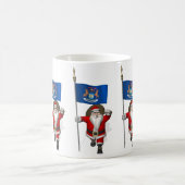 Der Weihnachtsmann mit dem Abzeichen von Michigan Kaffeetasse (Mittel)