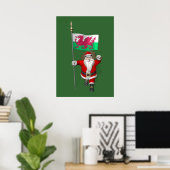 Der Weihnachtsmann mit dem Abzeichen von Wales Poster (Heimbüro)