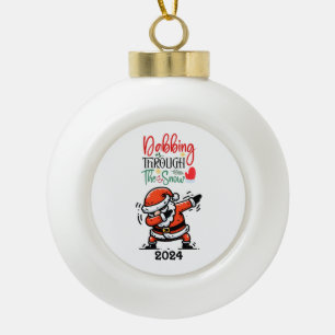 Der Weihnachtsmann schlendert durch den Schnee Keramik Kugel-Ornament