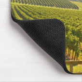 Der Weinberg und ein Tal mit Wald - Mousepad (Ecke)