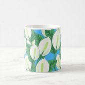 Der weiße Frieden liegt auf hellblauem Hintergrund Kaffeetasse (Mittel)