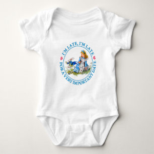 Der weiße Kaninchen eilt an Alice im Wunderland vo Baby Strampler