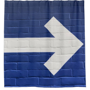Der weiße Pfeil an der Backsteinwand Duschvorhang
