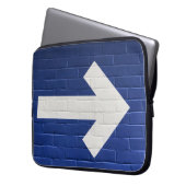 Der weiße Pfeil an der Backsteinwand gemalt Laptopschutzhülle (Vorderseite Links)