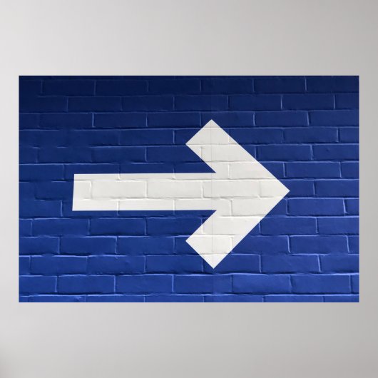 Der weiße Pfeil an der Backsteinwand gemalt Poster (Vorne)