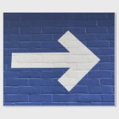 Der weiße Pfeil an der Backsteinwand Geschenkpapier (Flach)