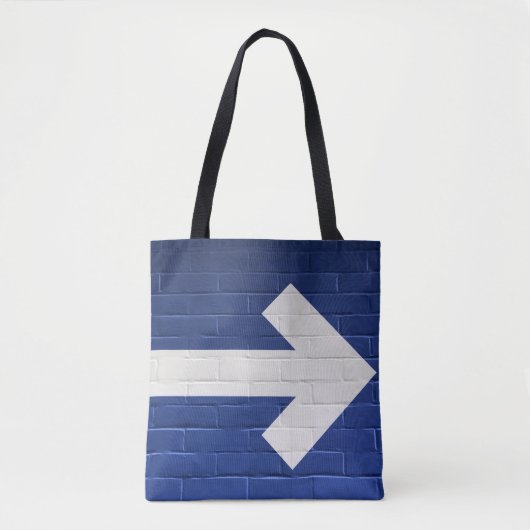 Der weiße Pfeil an der Backsteinwand Tasche (Vorderseite)