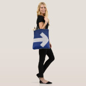 Der weiße Pfeil an der Backsteinwand Tasche (Am Model)