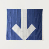 Der weiße Pfeil an der Backsteinwand Wandteppich (Vorderseite (Horizontal))
