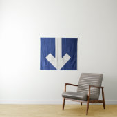 Der weiße Pfeil an der Backsteinwand Wandteppich (Beispiel (Horizontal))