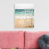 Der weiße Sessel am Strand Leinwanddruck (Insitu (Wohnzimmer))