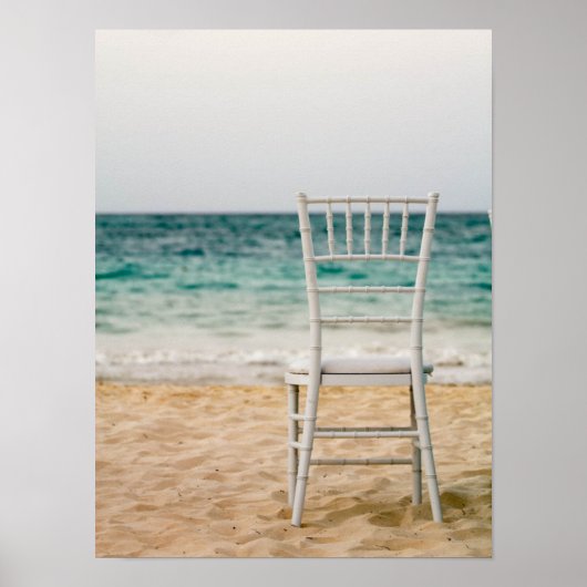 Der weiße Sessel am Strand Poster (Vorne)