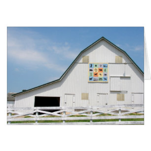 Der weiße Stall mit einem Quilt