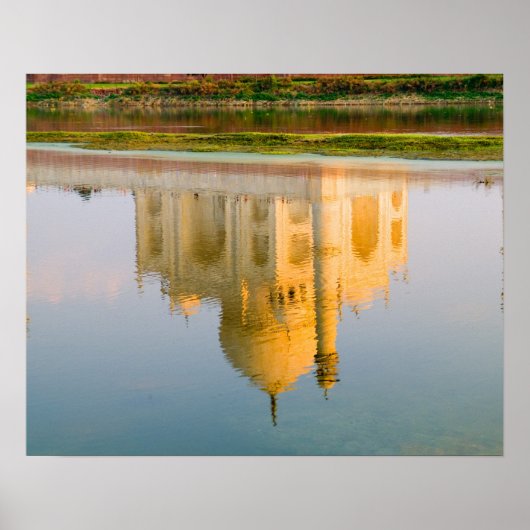 Der weltberühmte Taj Mahal-Tempel spiegelt sich in Poster (Vorne)