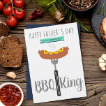 Der Welttag der besten GRILLEN des Königs<br><div class="desc">Zeige deinem Vater,  wie sehr du ihm diesen Tag des Vaters mit dieser modischen,  benutzerdefinierten Grußkarte Liebe. Fügen Sie einfach Ihre persönliche Nachricht auf der Rückseite mit dem Feld "Personalisieren Sie diese Vorlage" hinzu.</div>