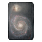 Der Whirlpool Galaxy M51 & Companion im Weltraum Badematte (Vorderseite Vertikal)