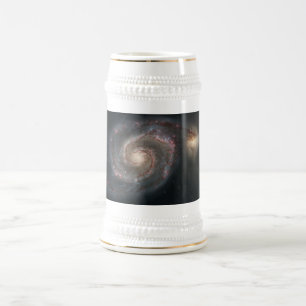 Der Whirlpool Galaxy M51 & Companion im Weltraum Bierglas
