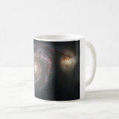 Der Whirlpool Galaxy M51 & Companion im Weltraum Kaffeetasse (VorderseiteRechts)