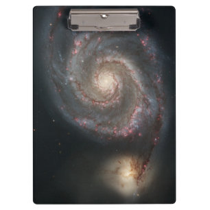 Der Whirlpool Galaxy M51 & Companion im Weltraum Klemmbrett