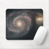 Der Whirlpool Galaxy M51 & Companion im Weltraum Mousepad (Mit Mouse)