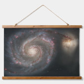 Der Whirlpool Galaxy M51 & Companion im Weltraum Wandteppich Mit Holzrahmen (Vorne)