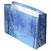 Der Winter im Wald Große Geschenktüte (Rückseite Schrägansicht)