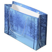 Der Winter im Wald Große Geschenktüte (Vorderseite Schrägansicht)