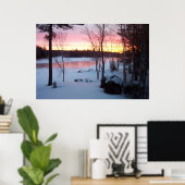 Der Winter Sunrise reflektiert den See Poster (Heimbüro)