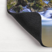 Der wunderschöne Fluss im Wald Mousepad (Ecke)