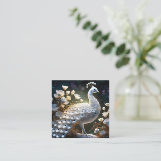 Der wunderschöne weiße Pfauenhain ist eine Kalkleu Quadratische Visitenkarte (Stehend Vorderseite)