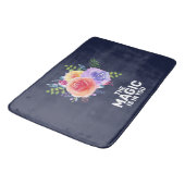 Der Zauber ist, Wasserfarben-Blumendesign zu zitie Badematte (Schrägansicht)