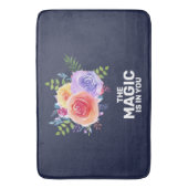 Der Zauber ist, Wasserfarben-Blumendesign zu zitie Badematte (Vorderseite Vertikal)