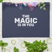 Der Zauber ist, Wasserfarben-Blumendesign zu zitie Geschirrtuch (Gefaltet)