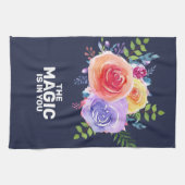 Der Zauber ist, Wasserfarben-Blumendesign zu zitie Geschirrtuch (Horizontal)