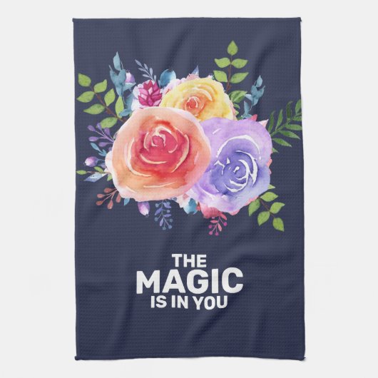 Der Zauber ist, Wasserfarben-Blumendesign zu zitie Geschirrtuch (Vertikal)