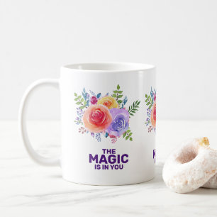 Der Zauber ist, Wasserfarben-Blumendesign zu zitie Kaffeetasse