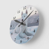 Der zauberhafte Weiße Husky-Hund im Schnee Runde Wanduhr (Winkel)