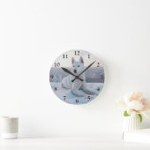 Der zauberhafte Weiße Husky-Hund im Schnee Runde Wanduhr (Zuhause)