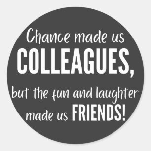 Der Zufall brachte uns zu Kollegen, aber der Spaß  Runder Aufkleber